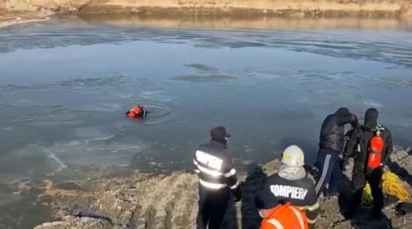 Accident mortal de muncă. Un român a decedat, după ce s-a răsturnat cu buldoexcavatorul în lacul unei balastiere  