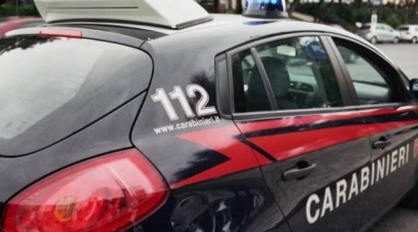 Italia. Un roman recalcitrant s-a dat în spectacol în fața vecinilor. Carabinierii l-au dus la spital