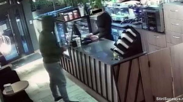 Jaf armat la o cafenea din Suceava. Vânzătoare, amenințată cu pistolul de un tânăr, cu o mască chiurgicală pe față