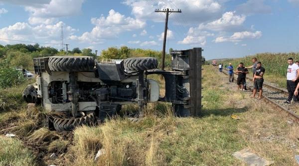 Muncitor român, mort după ce s-a răsturnat cu un excavator într-un lac