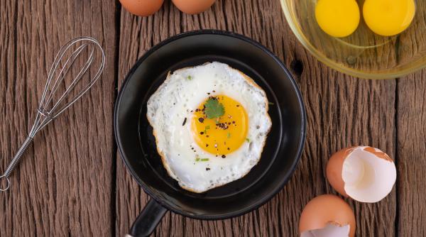Trucul pentru ca oul să nu se lipească de tigaie, chiar dacă nu mai are învelișul antiaderent
