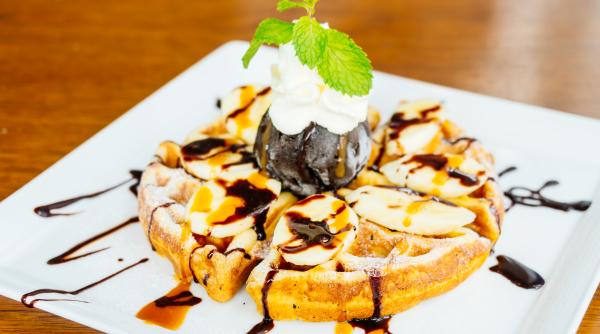 „Super pufoasa”. Pregătește celebra rețetă de prăjitură cu banane cu un singur ou, fără cuptor!