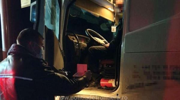 Un bărbat a încercat să iasă din România la volanul unui camion radiat. Șoferul a rămas pieton