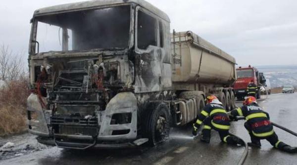 Un camion, care transporta balast, a luat foc în trafic. Șoferul român a reușit să se salveze