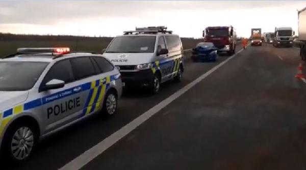 Cehia. Accident în lanț pe autostrada D52. Cinci mașini, o dubă și un camion, implicate în coliziune
