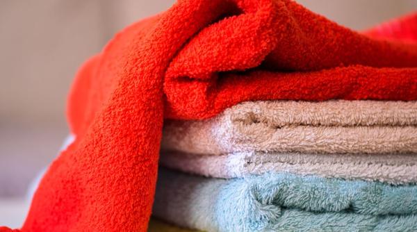 Cinci remedii naturale simple, care păstrează moi și parfumate prosoapele și halatele de baie, săptămâni întregi 