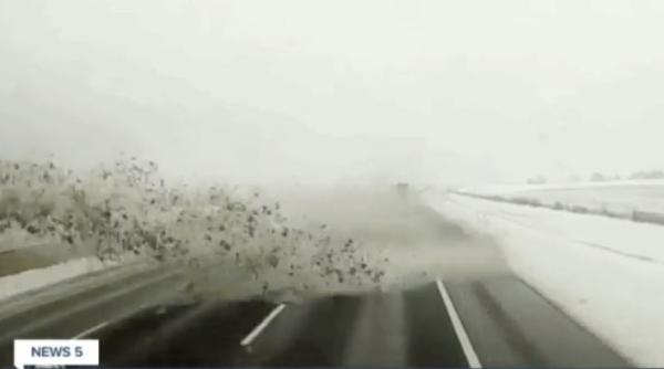 Șoferul unui plug de zăpadă, pericol pe autostradă. A avariat zeci de mașini și a rănit mai multe persoane - VIDEO