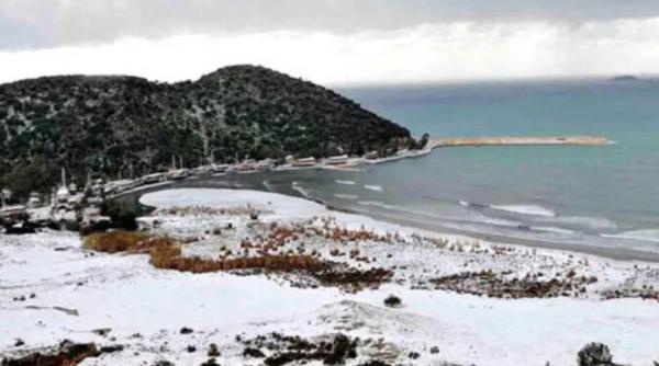 Turcia. Pentru prima oară, după 29 de ani, a nins în cea mai populară stațiune. Plajele din Antalya, acoperite cu zăpadă