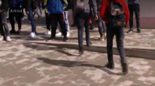 Un elev român a murit subit, în curtea școlii, în fața colegilor lui de clasă