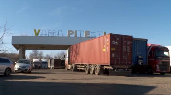 Imagini incredibile filmate de un șofer român de TIR, în Vama Pitești: Sunt „invitați” să își facă nevoile în spatele unei clădiri