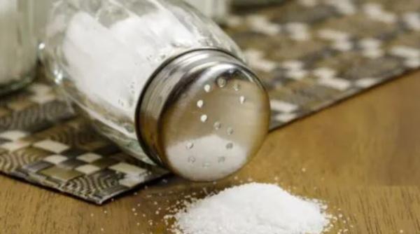 Sarea, ingredientul cu "o mie de utilizări" și afară din bucătărie: Cele mai tari trucuri cu sare pentru toată casa