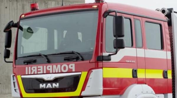 Autocar, cu zeci de români și copii, cuprins de flăcări. Intervin pompierii 