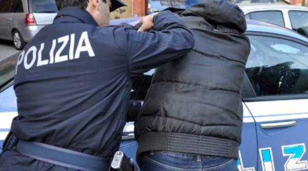 Italia. Un român, care trebuia să fie în închisoare, se plimba liber pe lângă un supermarket 