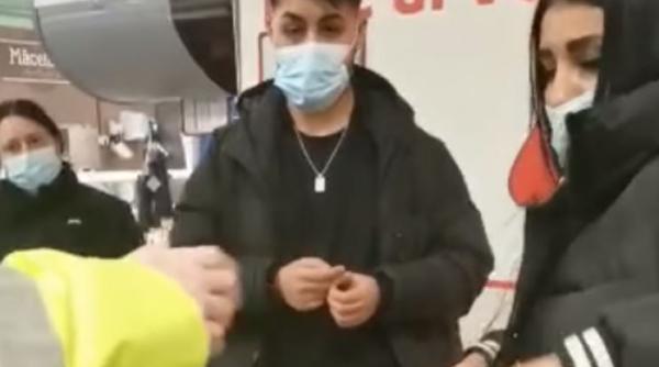 Doi tineri, prinși la furat într-un supermarket din Dâmbovița. Hoții purtau haine cu buzunare interioare, în care au ascuns prada