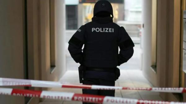 Italia. Fiul minor al unei românce, terorizat de tatăl pasionat de ezoterism. Băiețelul trăia printre cranii și schelete