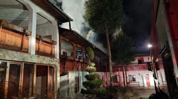 Dâmbovița: Incendiu puternic izbucnit la chiliile Mănăstirii Nucet