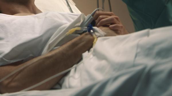 Spania. Un român este de șase luni în comă. Alexandru a fost lovit de un grup de 20 de tineri: „Acea cruzime nu poate fi înțeleasă”