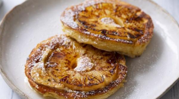 Ananas la tigaie. Un deliciu caramelizat, cu aromă de scorțișoară, care îți va da energie pentru o zi întreagă 