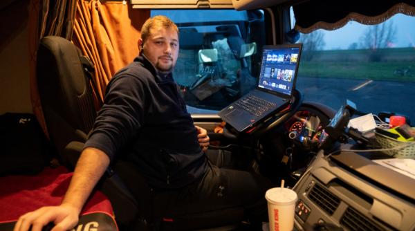 Camionagii români din Olanda își petrec nopțile pe banda de urgență. Alexandru: "Mi-au dat foc la camion când dormeam în el"