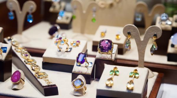 Hoț român în Franța, greșeală de amator: A furat o pereche de cercei, apoi și-a dat lăsat datele pentru un card de fidelitate