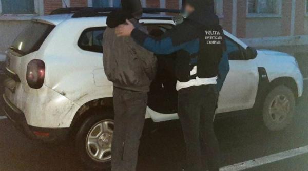 Microbuz, oprit la vamă. Un pasager, condamnat pentru trafic de droguri, a fost reținut pe loc