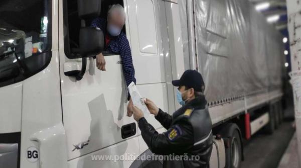 Șofer ucrainean de camion a încercat să înșele vigilența polițiștilor români de frontieră. Bărbatul a prezentat două asigurări false 