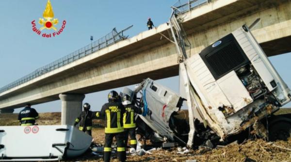 Italia. Camionul unui român, implicat într-un teribil accident: A căzut de la 15 metri înălțime. Un afacerist a murit - FOTO