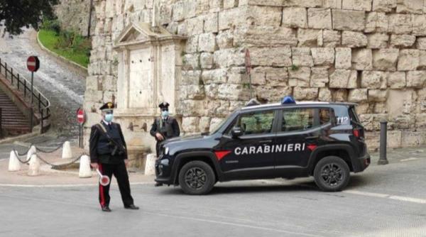 Italia. Doi români care trebuiau să stea în carantină, prinși de carabinieri la plimbare