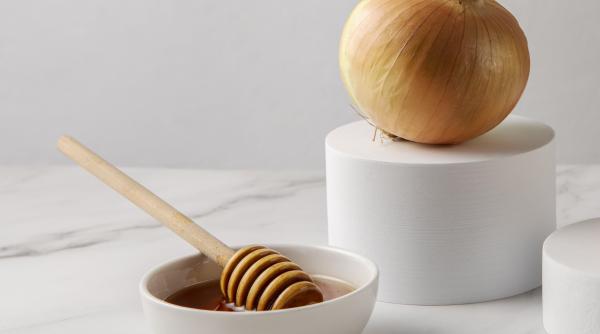 Mască cu ceapă și miere: Trucul de frumusețe care te va ajuta să ai fața ca de porțelan. Rusoaicele știu secretul