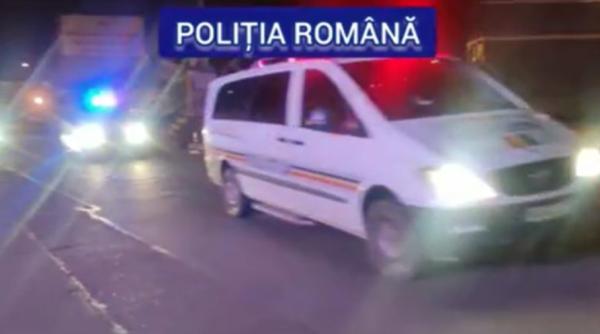 Şapte români, duși la audieri după o razie a poliţiştilor. Un pistol, cuţite, săbii și un baston electroşoc, ridicate de agenți