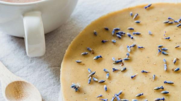 Tort fin cu lavandă. Fără unt și fără ouă, acest desert delicat și pufos vă va cuceri de la prime felie