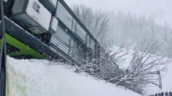Vagonul unui tren pentru schiori, spulberat de pe șine de o avalanșă în Elveția