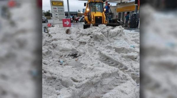 Alertă de vreme severă în Grecia: "Santorini se îneacă sub grindină". Școlile, închise