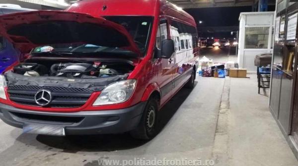 Microbuz, oprit la intrarea în România. Polițiștii de frontieră au dat peste o adevărată comoară, ascunsă în cutii de fructe