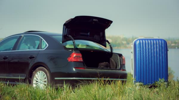 Spania. Român legat, băgat în portbagaj, bătut și jefuit de o femeie întâlnită online. Alt bărbat, mort după ce a fost îngropat de viu