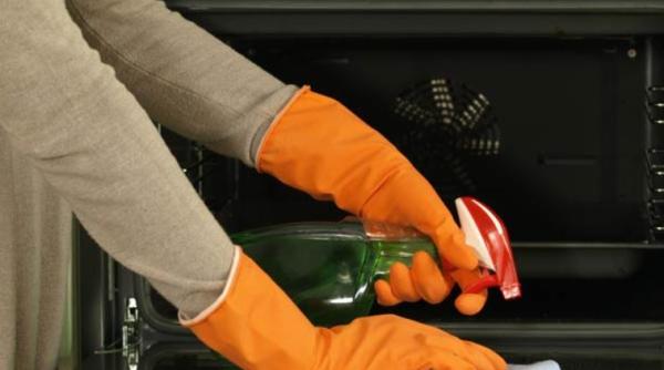 Sticla cuptorului este murdară? Este suficient doar 1 ingredient și urmele de ulei ars dispar ca prin minune