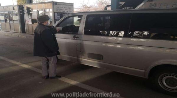 Microbuz, verificat la frontieră. Un pasager a fost dat jos și luat la întrebări, după ce polițiștii i-au verificat bagajul