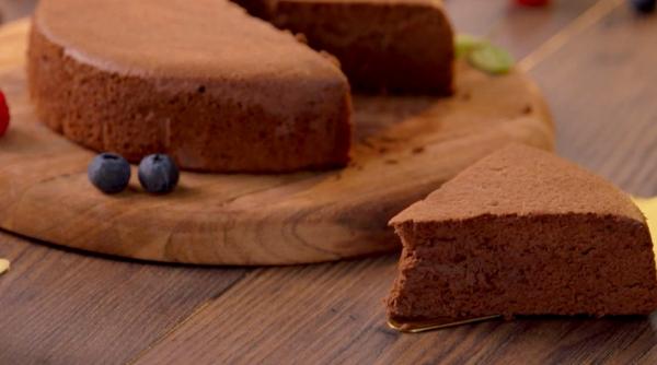 Prăjitură cu ciocolată din doar două ingrediente. O aromă intensă și o textură fragedă care se topește în gură. Gustul e de milioane