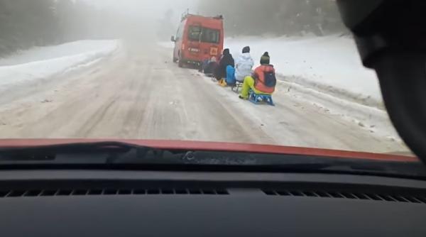 Microbuz, filmat în timp ce trăgea mai mulți copii pe sănii: „Chiar au înnebunit cu toţii?”