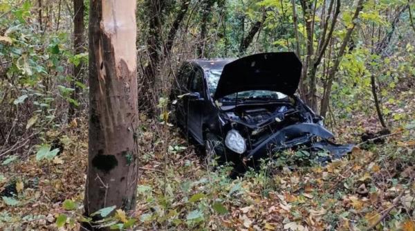 Șofer rănit, după ce a căzut cu autoturismul într-o prăpastie, aproape de Lacu Roşu