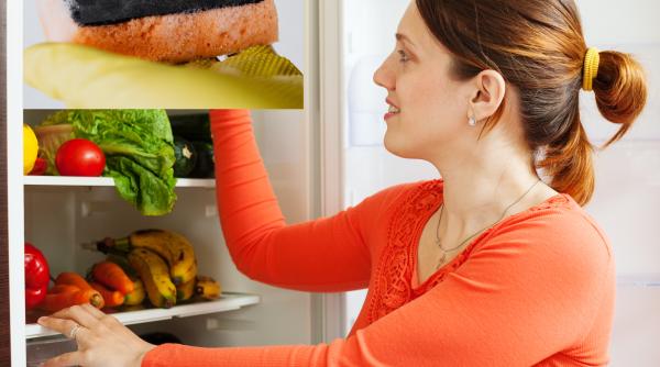 De ce să pui un burete de vase cu bicarbonat în frigider. Trucul de un minut la care nu te așteptai!