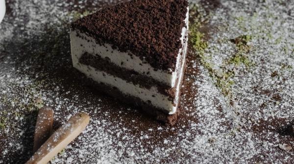 Pandișpan Oreo pufos, fără coacere și fără făină. Rețeta delicioasă din doar patru ingrediente!