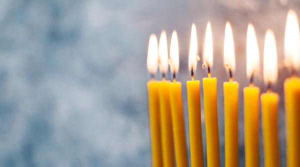 Spania. O româncă și-a atacat fostul soț cu lumânări într-o parcare, chiar în fața băiețelului lor. Judecătorii i-au condamnat 