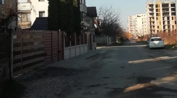 Un român şi-a cumpărat o stradă întreagă. Primăria se chinuie acum să o recupereze