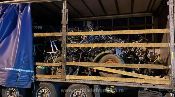 Camion, încărcat cu zece tone de deșeuri din fier vechi și biciclete uzate, oprit la vama Borș