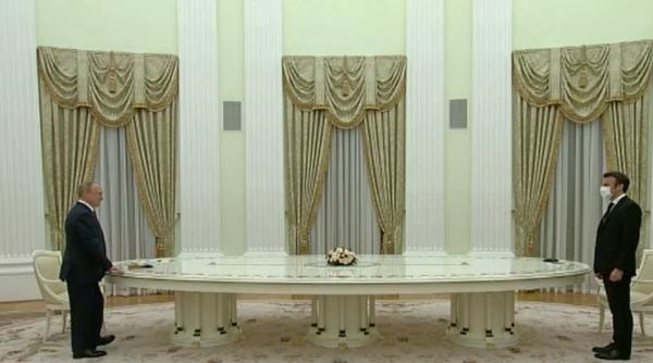 Emmanuel Macron şi Vladimir Putin pledează pentru continuarea dialogului NATO-Rusia