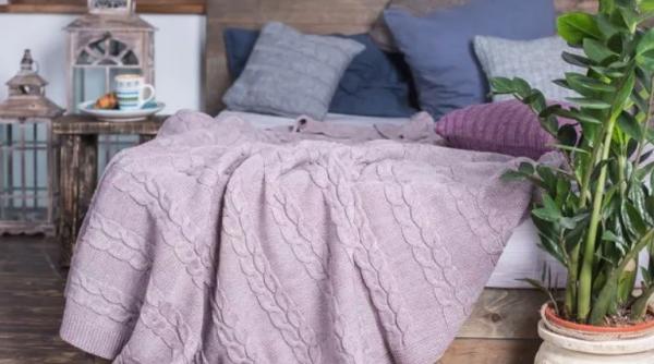 Ingredientul natural care parfumează păturile și plapumele fără spălare. Trucul care elimină mirosurile neplăcute și de umiditate