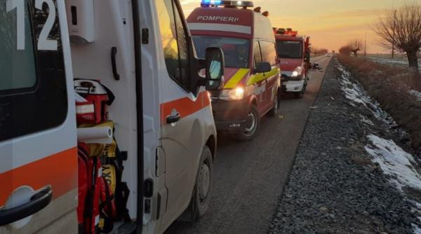 Maşină, strivită de un TIR, pe sensul de mers Arad-Nădlac. Două persoane au fost rănite 