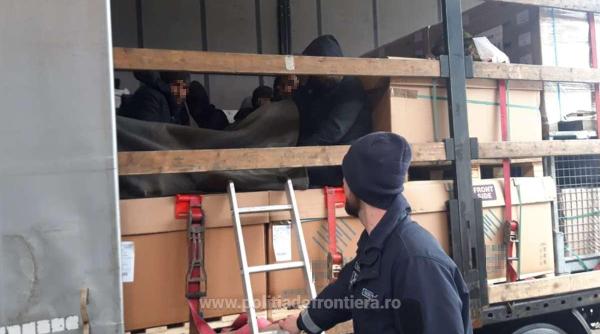 Migranți afgani ascunși într-un TIR cu frigidere cu destinația Germania, descoperiți la frontieră
