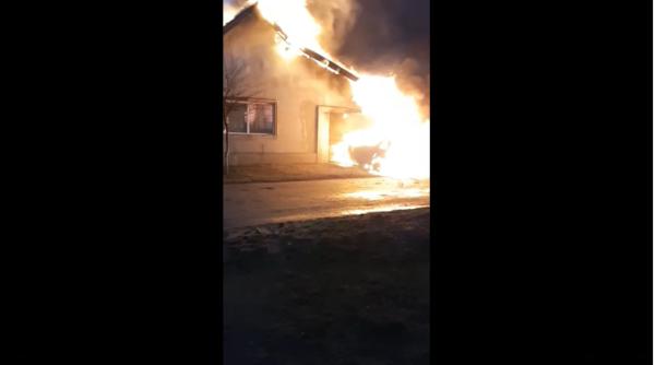 Soția lucra în străinătate: Familie rămasă fără casă și mașină într-o singură noapte, după un incendiu devastator